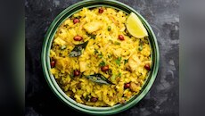 सुबह ब्रेकफास्ट बनाने का नहीं मिलता है टाइम, 2 मिनट में बनाएं टेस्टी पोहा
