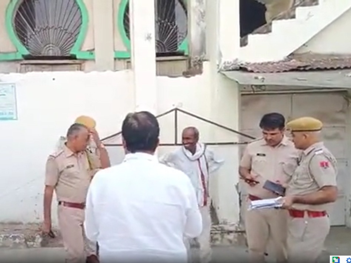 पेट्रोल बम हमले के बाद मस्जिद की जांच करते पुलिस अधिकारी पेट्रोल बम हमले के बाद मस्जिद की जांच करते पुलिस अधिकारी