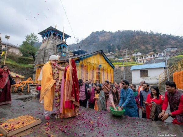 Triyuginarayan Temple: वैवाहिक जीवन में चाहिए सुख-शांति और स्थिरता? शिव-पार्वती के इस मंदिर में लगा लें अर्जी