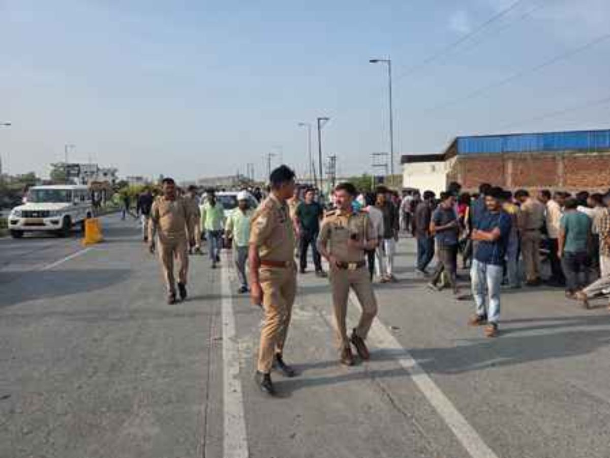 A speeding car crushed five people in Hapur three women died in road ...