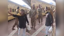 रेलवे प्लेटफॉर्म पर जवानों को सुनाया ये वाला देशभक्ति गीत, इंटरनेट पर छाया वीडियो