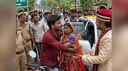 'ये मेरी गर्लफ्रेंड है...' रास्ते में प्रेमी ने रोकी दुल्हन की कार, फिर 