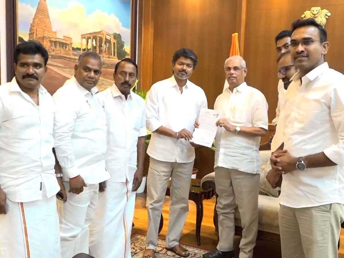 DMK को ठेंगा दिखाकर TVK संग चली कांग्रेस, समर्थन मिलते ही गवर्नर से मिले विजय; मगर नंबर गेम पर फंस गया पेच DMK को ठेंगा दिखाकर TVK संग चली कांग्रेस, समर्थन मिलते ही गवर्नर से मिले विजय; मगर नंबर गेम पर फंस गया पेच