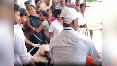 सड़क पर साथ चल रहे थे पति-पत्नी, तभी हसबैंड ने वाइफ को मार दी गोली, फिर...