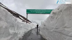 40 डिग्री की गर्मी से राहत देगा रोहतांग, 20 फीट बर्फ के बीच सैलानियों के स्वागत की तैयारी