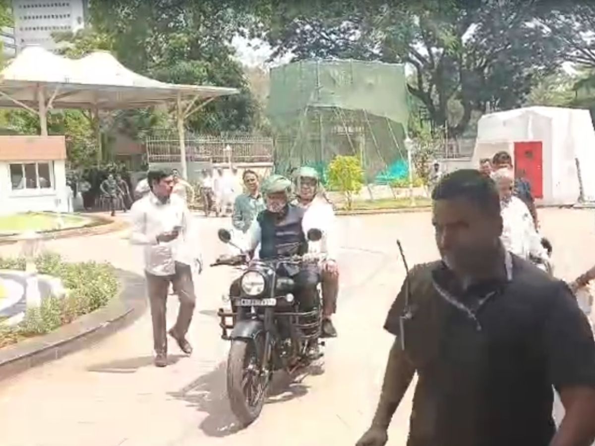 पीएम की अपील पर कारों का काफिला सब घटा रहे थे, मुख्यमंत्री साहब को देख चौंक गए सभी | petrol diesel save maharashtra cm devendra fadnavis bullet vidhan sabha