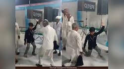 दादा ने पोते को सिखाया परंपरा का ककहरा, आनंद महिंद्रा का ये पोस्ट आपका दिन बना देगा