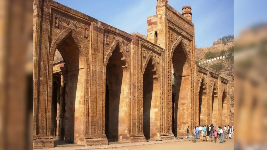 अजमेर दरगाह के बाद ‘अढ़ाई दिन का झोंपड़ा’ पर हिंदू संगठन की टेढ़ी नजर, मांगी पूजा करने की इजाजत