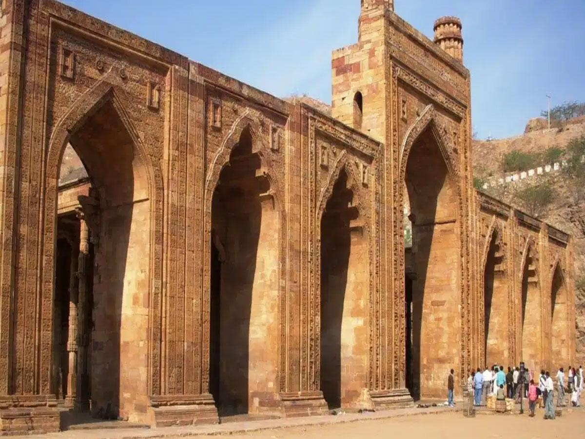 अजमेर दरगाह के बाद ‘अढ़ाई दिन का झोंपड़ा’ पर हिंदू संगठन की टेढ़ी नजर, मांगी पूजा करने की इजाजत अजमेर दरगाह के बाद ‘अढ़ाई दिन का झोंपड़ा’ पर हिंदू संगठन की टेढ़ी नजर, मांगी पूजा करने की इजाजत
