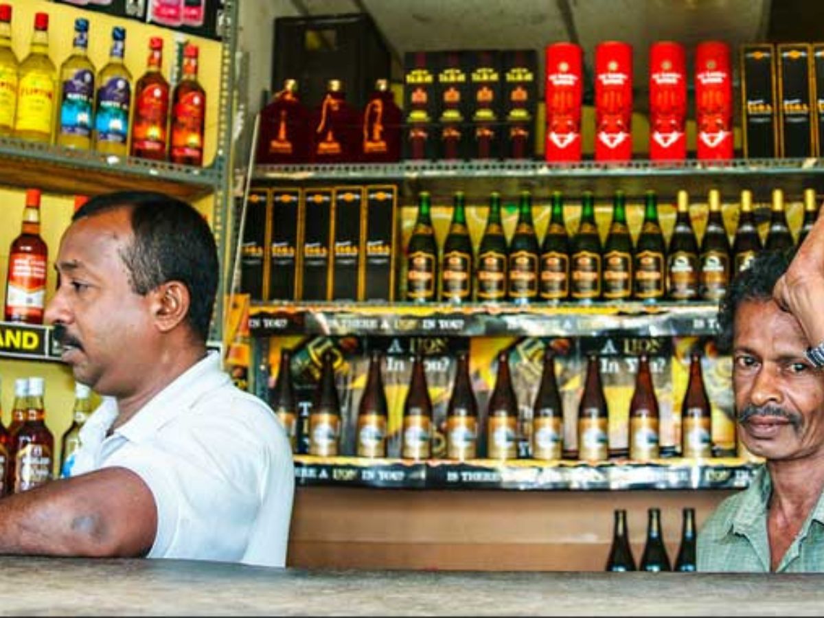 शराब के शौकीनों के लिए बड़ी खबर, यूपी में बदल सकता है दुकानों का समय; जानें क्या है वजह शराब के शौकीनों के लिए बड़ी खबर, यूपी में बदल सकता है दुकानों का समय; जानें क्या है वजह