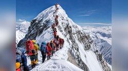 एवरेस्ट पर 'ट्रैफिक जाम', लेकिन बना नया रिकॉर्ड, एक दिन में 274 पर्वतारोही चढ़े