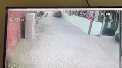 झांसी में बेकाबू स्कॉर्पियो ने पैदल जा रहा युवक को कुचला, मौत का खौफनाक मंजर CCTV में कैद 