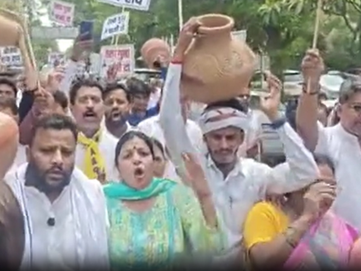 पूर्वी दिल्ली में पानी संकट पर AAP का हल्ला बोल, जल बोर्ड ऑफिस पर मटका फोड़ प्रदर्शन
