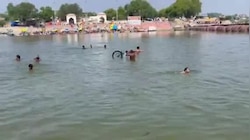 रील के लिए गंगा नदी में जानलेवा स्टंट, वायरल वीडियो देख घूम जाएगा आपका भी दिमाग!