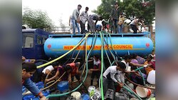 पुरानी दिल्ली के अजमेरी गेट इलाके में भी पानी संकट गहराया, गंदे पानी से परेशान लोग