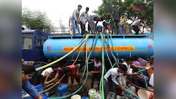 Delhi News: दिल्ली के सीलमपुर में गहराया जल संकट, गंदे पानी से बीमारियों का डर