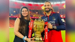 एक हाथ में 2 महीने का बच्चा, दूसरे हाथ में ट्रॉफी... छा गईं रजत पाटीदार की पत्नी