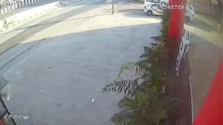 बेकाबू डंपर ने बस को बनाया फुटबॉल, सामने आया रोंगटे खड़ने करने वाला CCTV 