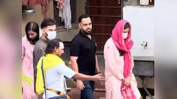 लगातार दूसरा IPL खिताब जीतने के बाद वृंदावन पहुंचे विराट-अनुष्का, नंगे पैर गए आश्रम 