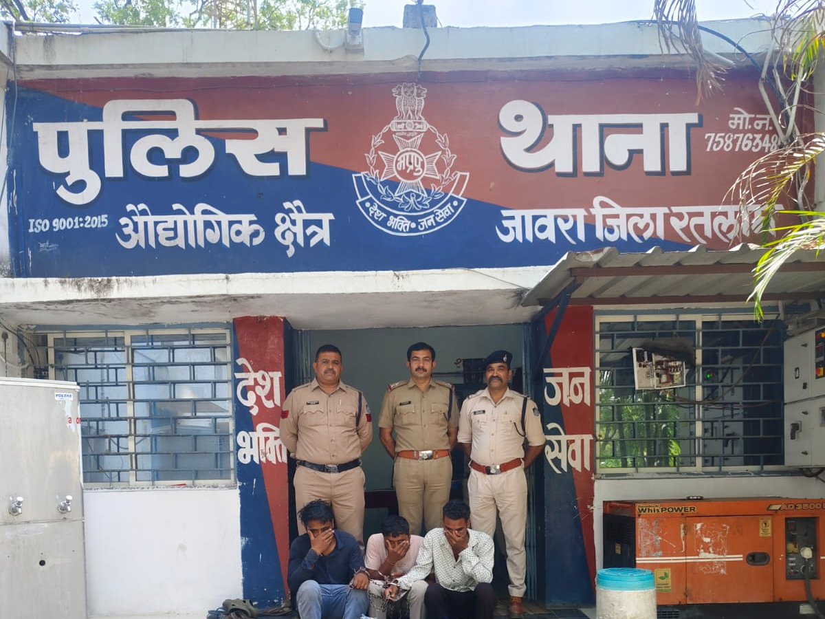 शराब तस्करी के बाद अब रतलाम में 'शराब चोरी' का नया ट्रेंड! पुलिस ने सीसीटीवी से खोला राज, 3 गिरफ्तार शराब तस्करी के बाद अब रतलाम में 'शराब चोरी' का नया ट्रेंड! पुलिस ने सीसीटीवी से खोला राज, 3 गिरफ्तार