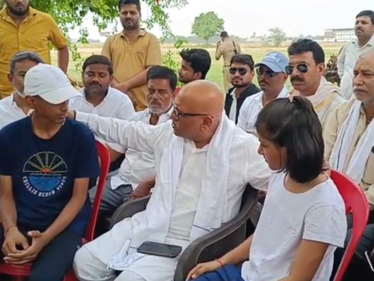 जौनपुर पहुंचे अजय राय, संदीप सिंह के परिजनों से मिले, कानून-व्यवस्था पर सरकार को घेरा जौनपुर पहुंचे अजय राय, संदीप सिंह के परिजनों से मिले, कानून-व्यवस्था पर सरकार को घेरा