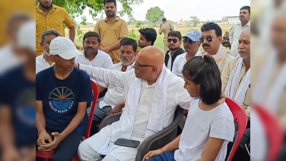 जौनपुर पहुंचे अजय राय, संदीप सिंह के परिजनों से मिले, कानून-व्यवस्था पर सरकार को घेरा