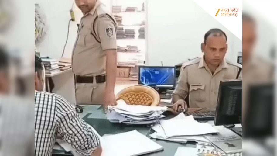 'डॉक्टरों ने जवाब दे दिया है...' कहकर बॉयफ्रेंड ने नाबालिग से ऐंठे 20 लाख के जेवर, सट्टे में सब हार गया