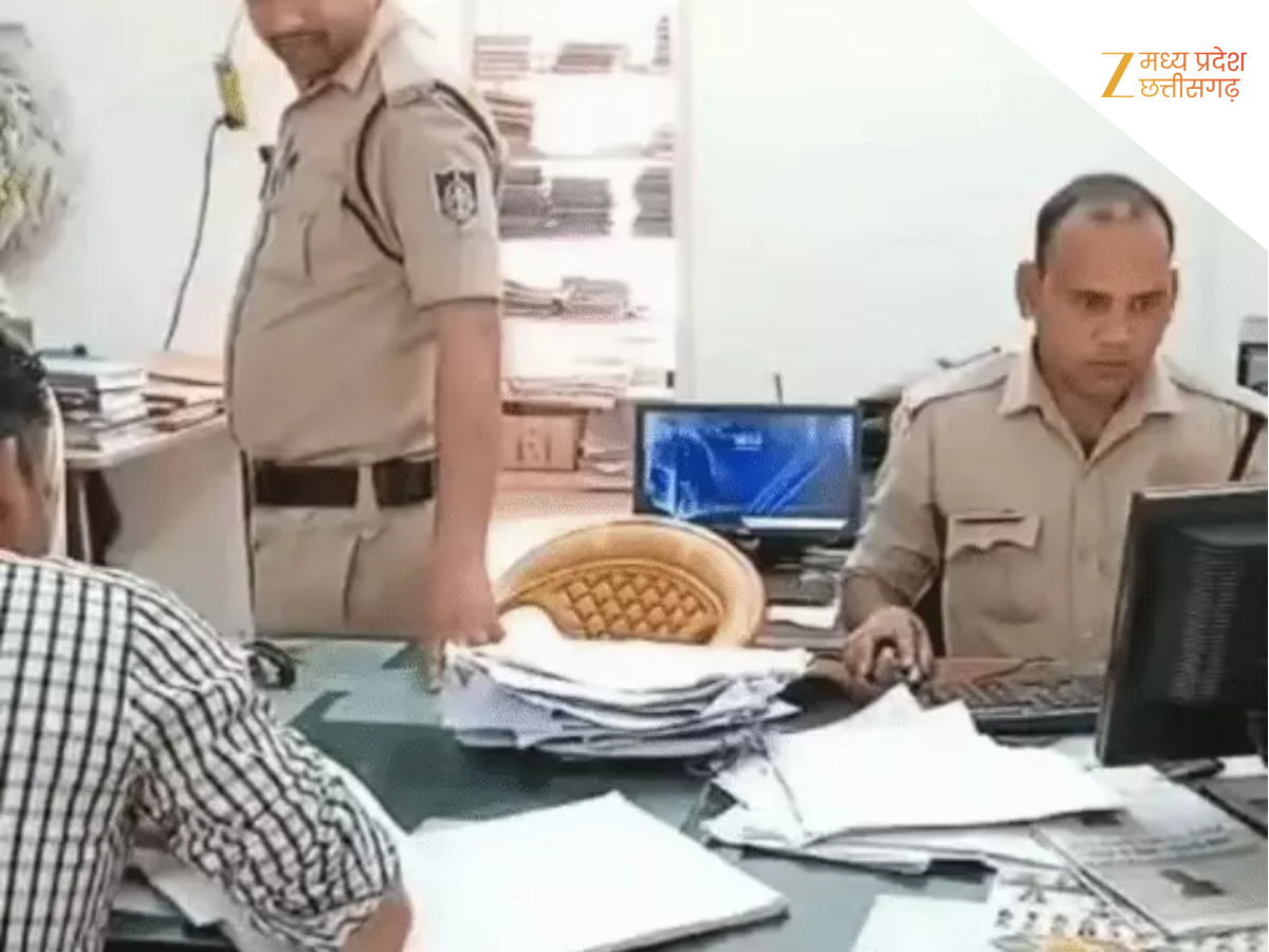 'डॉक्टरों ने जवाब दे दिया है...' कहकर बॉयफ्रेंड ने नाबालिग से ऐंठे 20 लाख के जेवर, सट्टे में सब हार गया 'डॉक्टरों ने जवाब दे दिया है...' कहकर बॉयफ्रेंड ने नाबालिग से ऐंठे 20 लाख के जेवर, सट्टे में सब हार गया