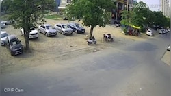 ग्रेटर नोएडा में पहले दो गाड़ियां टकराईं, फिर सड़क किनारे बैठे लोगों को भी मारी जोरदार टक्कर, देखिए खौफनाक मंजर