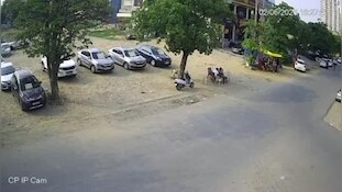 ग्रेटर नोएडा में पहले दो गाड़ियां टकराईं, फिर सड़क किनारे बैठे लोगों को भी मारी जोरदार टक्कर, देखिए खौफनाक मंजर