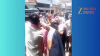 प्रेमिका के साथ घूमते पति को पत्नी ने पकड़ा, बीच सड़क की दोनों की धुनाई, वीडियो वायरल