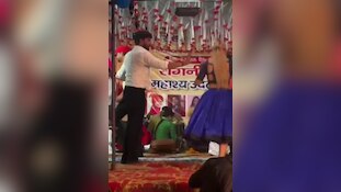 'कहीं भी हाथ लगाओगे तो धो दूंगी...' मंच पर छेड़खानी करने वाले को डिंपल चौधरी ने सरेआम जड़ा थप्पड़!