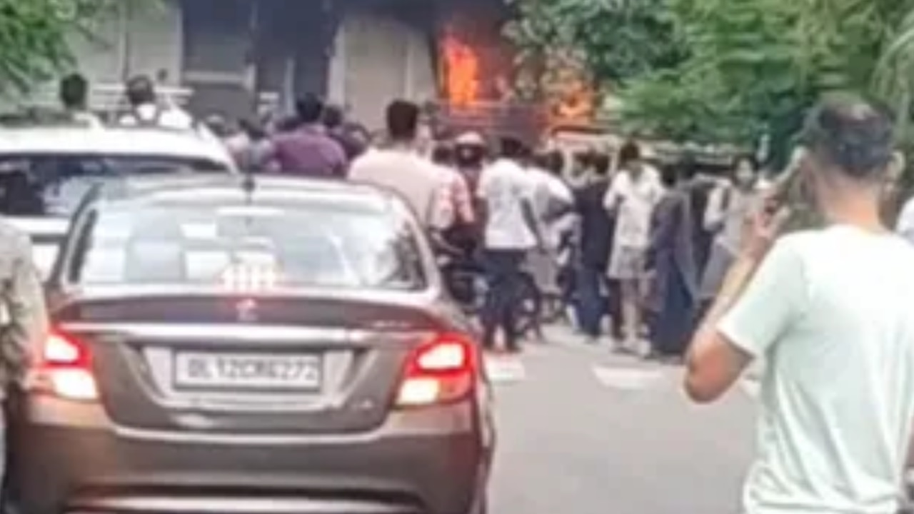 Noida Fire Incident: नोएडा में आग का डबल अटैक! सेक्टर-75 के बाद सेक्टर 52 स्थित एक रेस्टोरेंट में लगी भीषण अग्निकांड