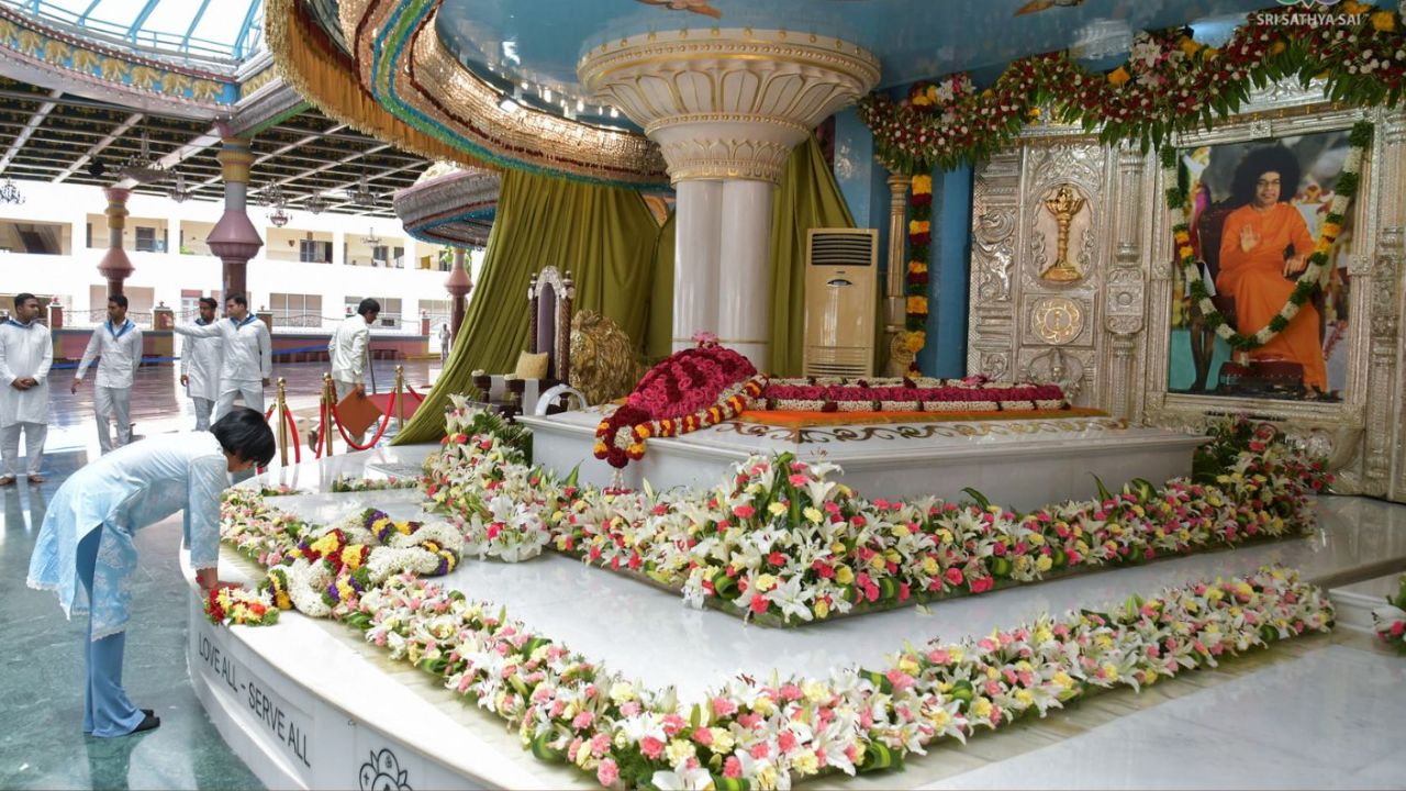 व्यापार, राजनीति के बीच भक्ति... कौन थे सत्य साईं बाबा, जिनके दर पर पहुंचेंगी वेनेजुएला की अंतरिम राष्ट्रपति