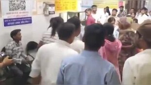 हापुड़ सीएचसी में 'हंसी-मजाक' पर बवाल... महिला ने बेटी संग चप्पलों से कर दी नर्स की कुटाई; Video देखिए