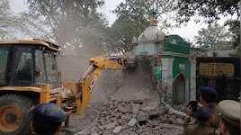 देहरादून की वीआईपी कॉलोनी में मजार पर बुलडोजर, इलाके में भारी पुलिस बल तैनात