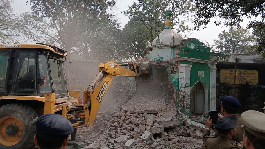 देहरादून की वीआईपी कॉलोनी में मजार पर बुलडोजर, इलाके में भारी पुलिस बल तैनात