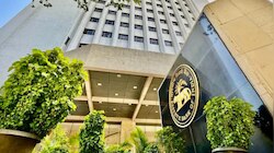आर्थिक मोर्चे पर संतुलन की नीति, RBI ने दरों में बदलाव से क्यों बनाई दूरी?