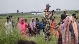 BSF बांग्लादेशी घुसपैठियों को लौटा रही थी, तभी बॉर्डर पर भड़क उठा बवाल; वीडियो वायरल