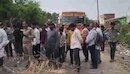 बांदा में बिजली संकट पर फूटा गुस्सा, ग्रामीणों ने झांसी-मिर्जापुर नेशनल हाईवे किया जाम, सैकड़ों वाहन फंसे