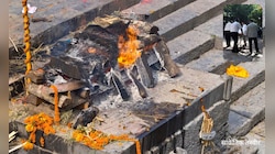 पारसी- मुस्लिम धर्म ने ठुकराया, इंसानियत ने अपनाया; हिंदू रीति से मिली अंतिम विदाई