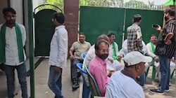 राबड़ी आवास के बाहर RJD कार्यकर्ताओं का 24 घंटे का 'पहरा', चौकी-गद्दे की भी व्यवस्था