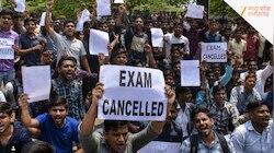 सतना में परीक्षा रद्द होने पर छात्रों का प्रदर्शन, 5 किमी तक निकाला पैदल मार्च
