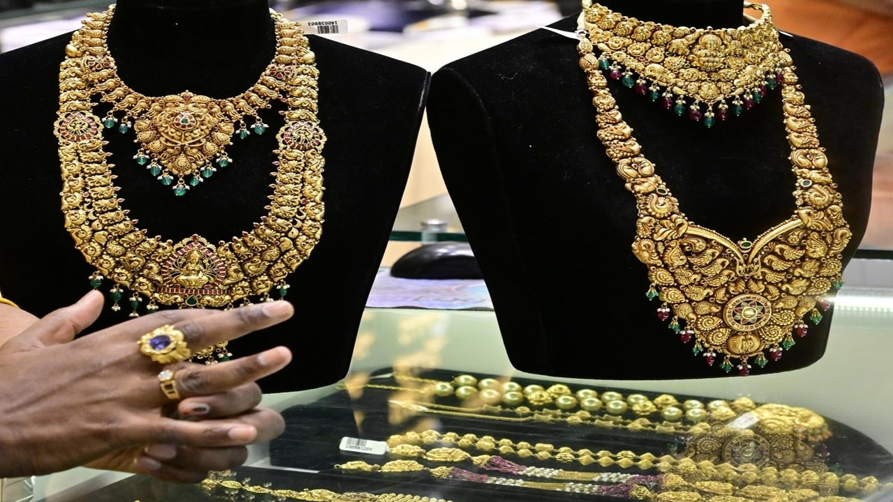 Gold Rate: बाजार खुलते ही भरभराया सोना, चांदी क्रैश,अब तक 1.21 लाख तक गिर चुकी है कीमत, आज क्या है रेट ?