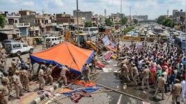 नेहरू कॉलोनी में पुलिस की सख्ती, टेंट उखाड़कर हटाई भीड़, गुरुग्राम रोड बंद