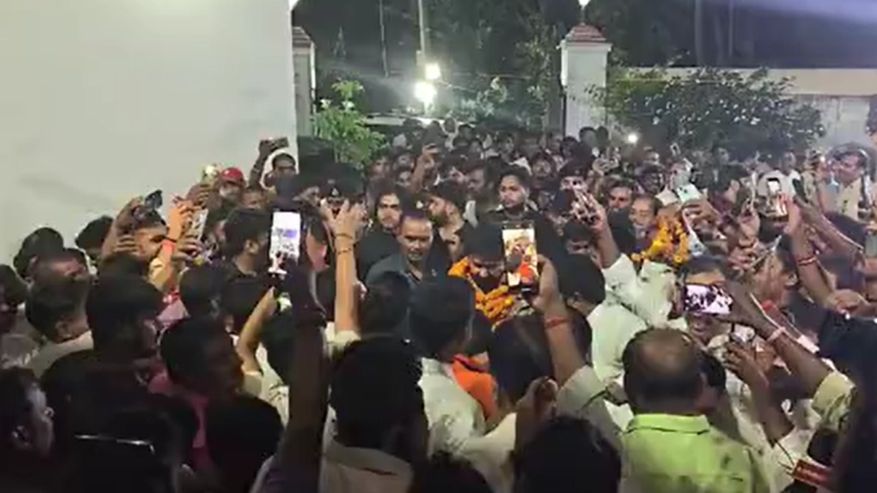 बिहार विधान परिषद चुनाव: नामांकन से पहले भलुनी भवानी मंदिर पहुंचे पवन सिंह, भजन गाकर लिया जीत का आशीर्वाद