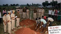 मिट्टी में दफन था मौत का राज, कब्र से निकाला गया किशोरी का शव