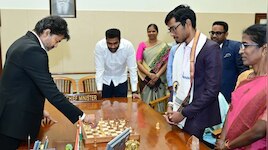 20 सेकेंड में नार्वे चैंपियन प्रज्ञानंदा ने CM विजय को दी मात, थलपति ने खोला खजाना