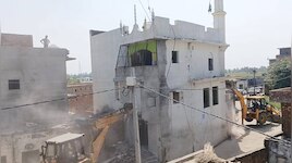 Sambhal: गांव की इकलौती मस्जिद हुई जमींदोज, इबादत के लिए दर-दर भटकने की नौबत