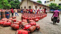 घरेलू LPG के दाम बढ़ाने के बाद अब उज्जवला योजना के लाभार्थियों को बड़ा झटका